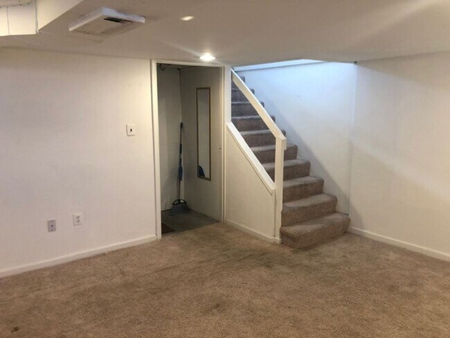 Building Photo - 2136 Redthorn Rd