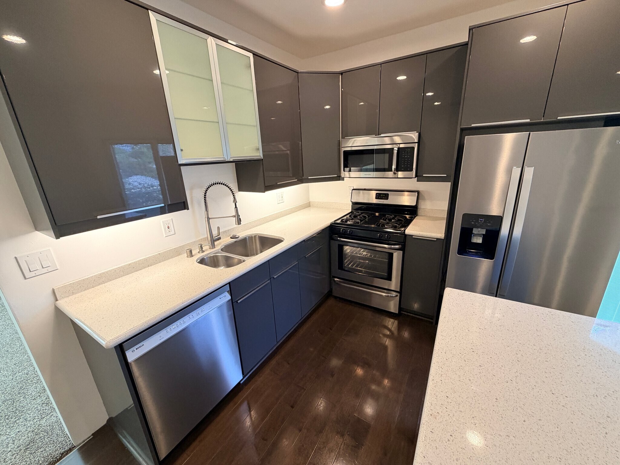 Building Photo - 1119 Poinsettia Dr