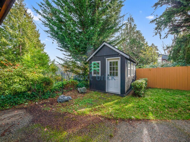 Building Photo - A beautiful 3 bed and 2 bathroom house for rent