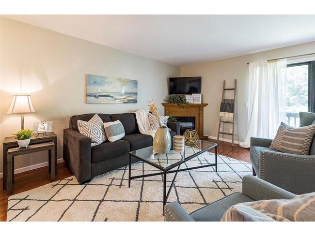 Building Photo - 334 W 5th St