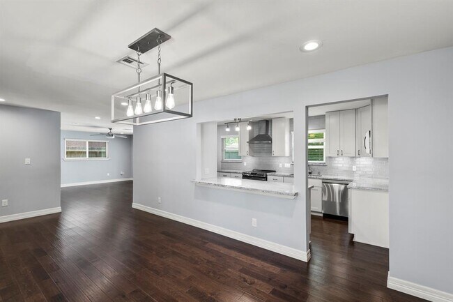 Building Photo - 5431 Maple St