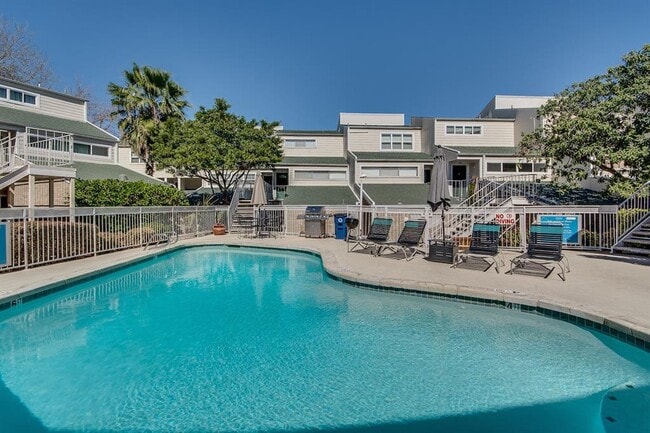 Building Photo - 1818 S Lakeshore Blvd