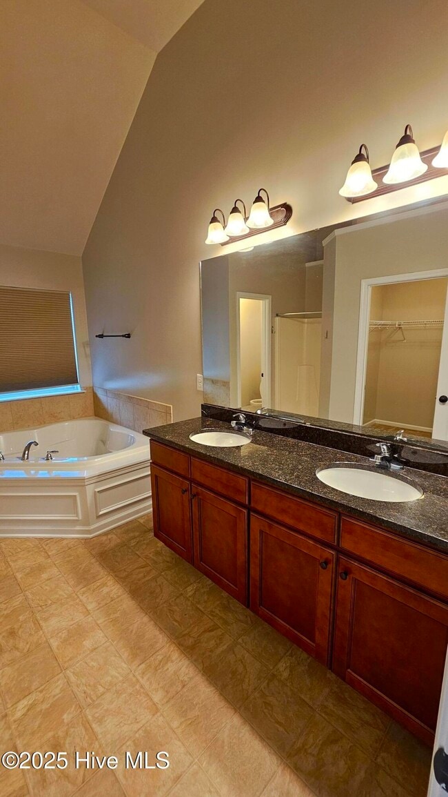 Building Photo - 302 SW Plantation Dr