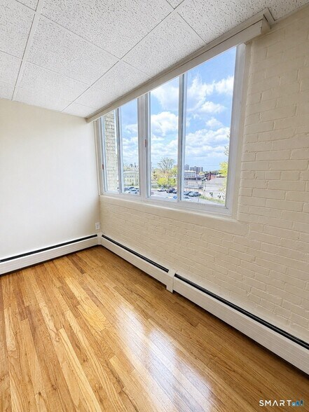 Building Photo - 71 Catlin St