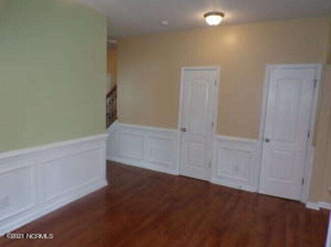 Building Photo - 4 Bedroom 2.5 Bathroom home located in Carolina Subdivision