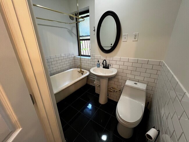 Building Photo - 31 Queensberry St
