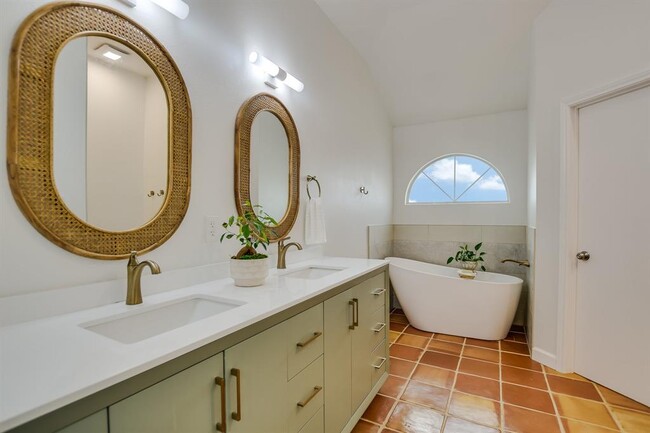 Building Photo - 10916 Sierra Oaks