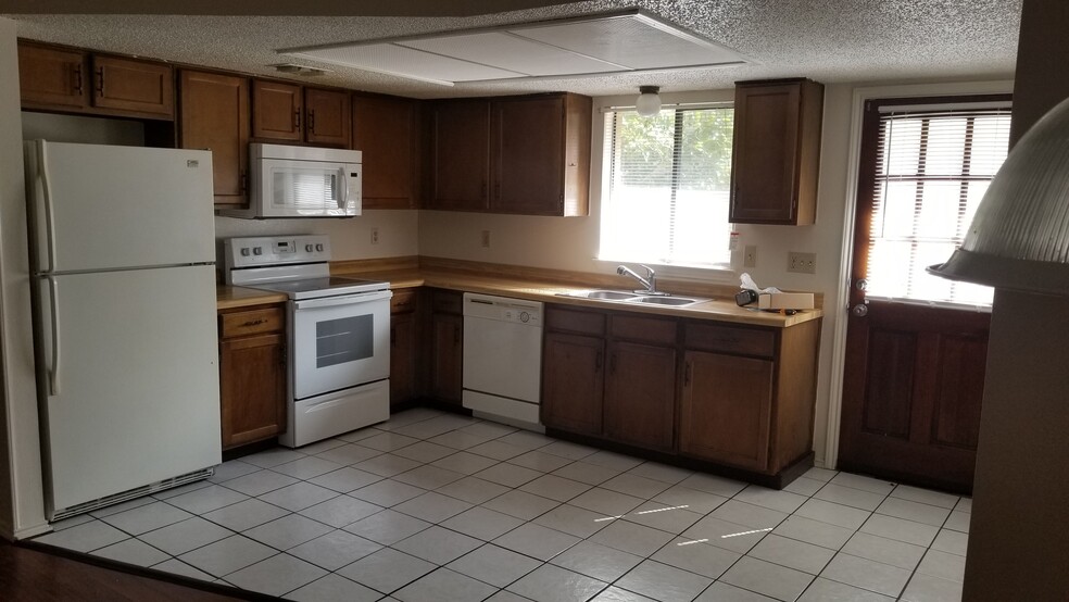 Kitchen open to living room - 7235 Rimwood St