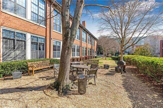 Building Photo - 1261 Caroline St NE
