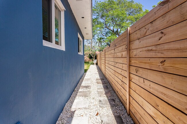 Building Photo - 927 N 17th Ave