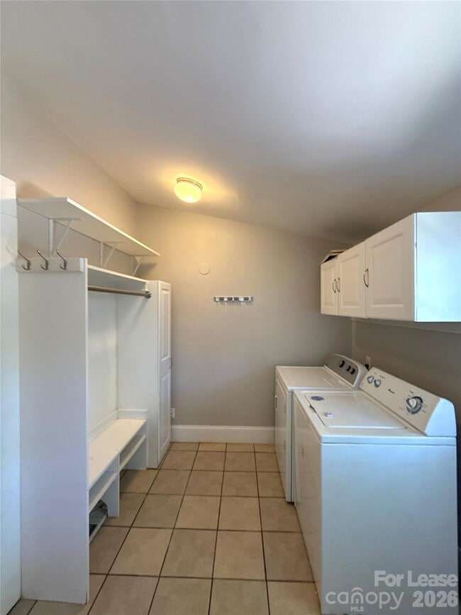 Building Photo - 421 Hawthorne Ln