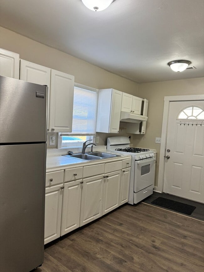Building Photo - 2 Bedroom Home in Castlewood!