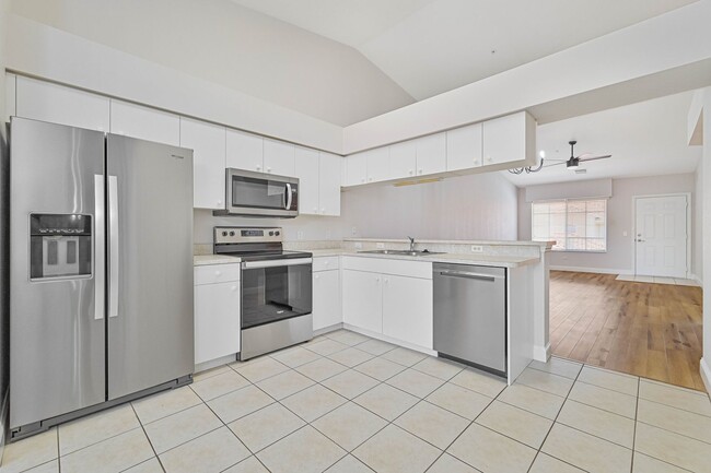 Building Photo - ** 2Bed / 2Bath - Beautiful Condo in Bonit...