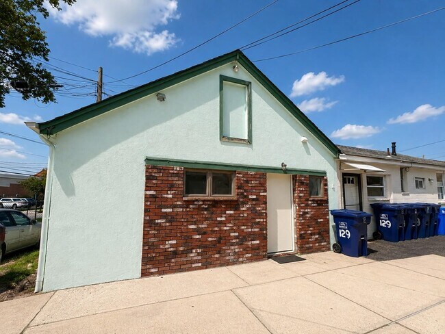 Building Photo - 131 Hudson St