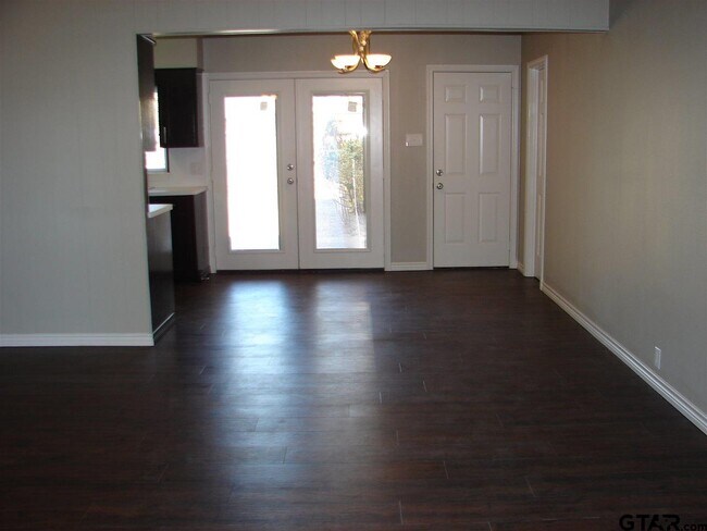 Building Photo - 423 Top Hill Dr