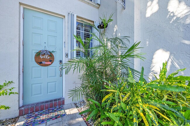 Building Photo - 2922 Port Royale Ln S