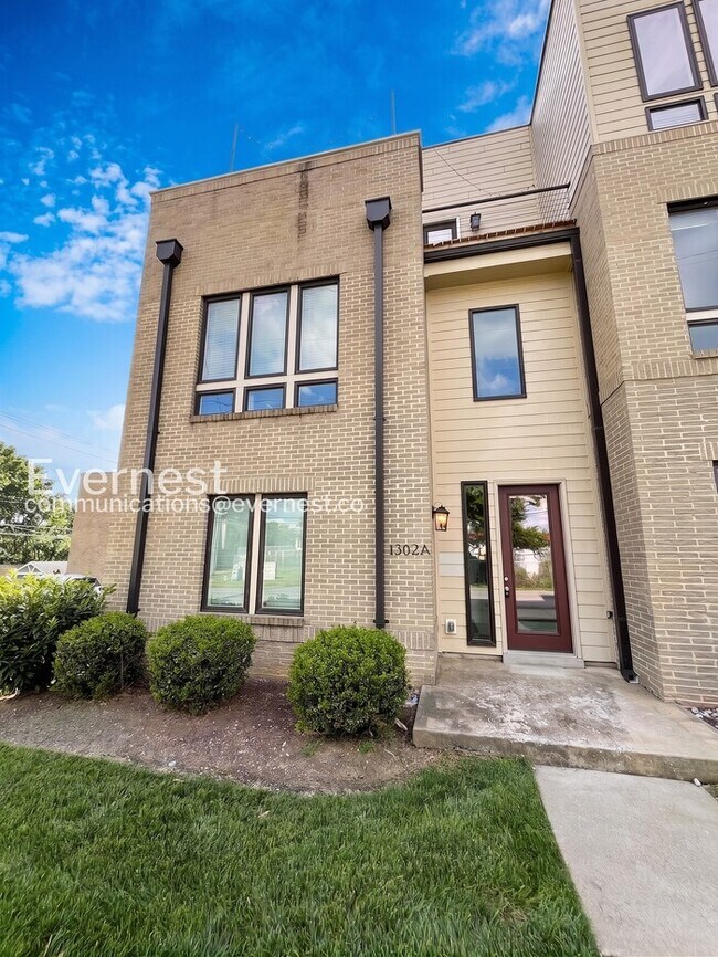 Building Photo - Spacious 3-Bed/3.5 Bath Townhome/ Available Now!