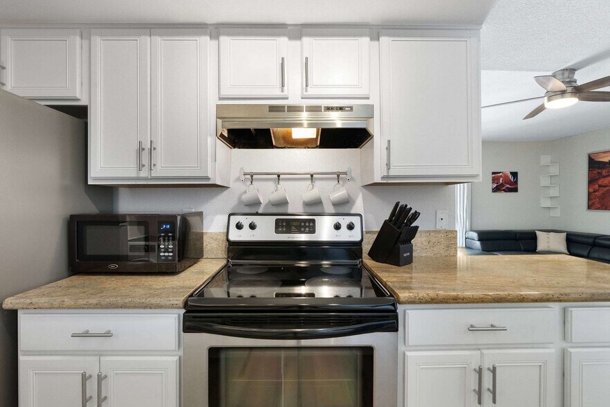 Building Photo - 740 W Elm St