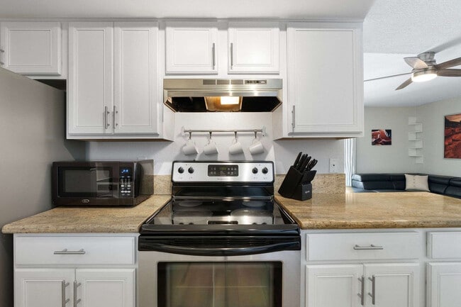 Building Photo - 740 W Elm St