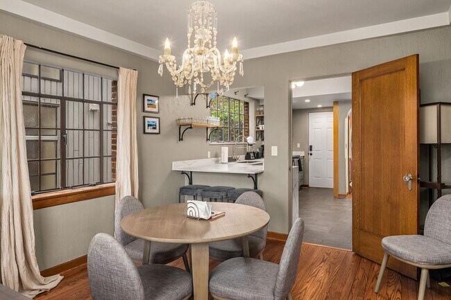 Building Photo - $2000 OFF 1 Months Rent with a Lease Start...