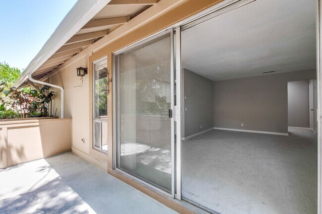 Building Photo - Wonderfully Remodeled 2 Bed, 1 Bath Condo w/ In Unit Laundry