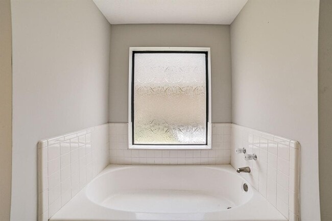 Building Photo - 3310 Meadway Dr
