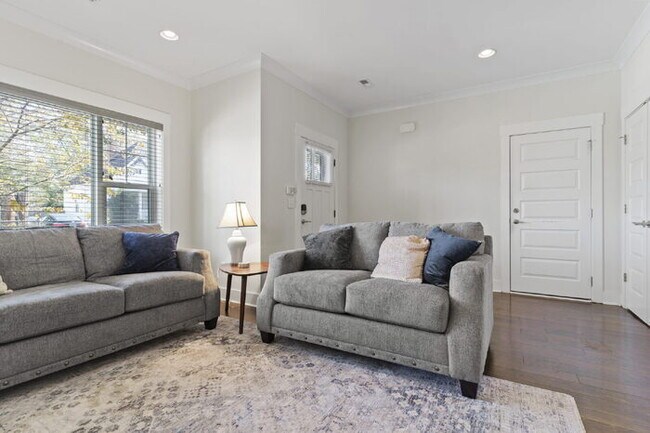 Building Photo - Luxurious 4-Bed Townhouse with Fireplace &...