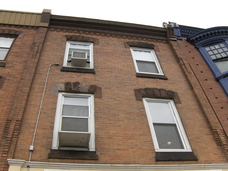 Building Photo - 618 E Girard Ave