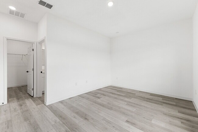 Building Photo - Stylish & Spacious 3 Bedroom Home in Prime Location!