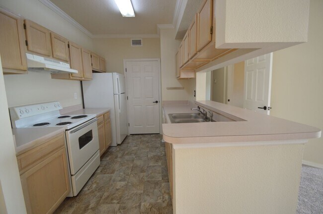 Building Photo - 1 bed/1 bath with Den in CARROLLWOOD AREA:...