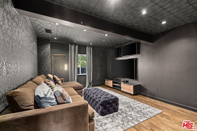 Building Photo - 28207 Laura La Plante Dr