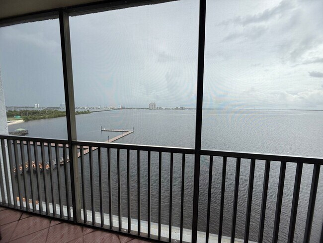 Building Photo - Stunning 8th floor Riverfront Condo