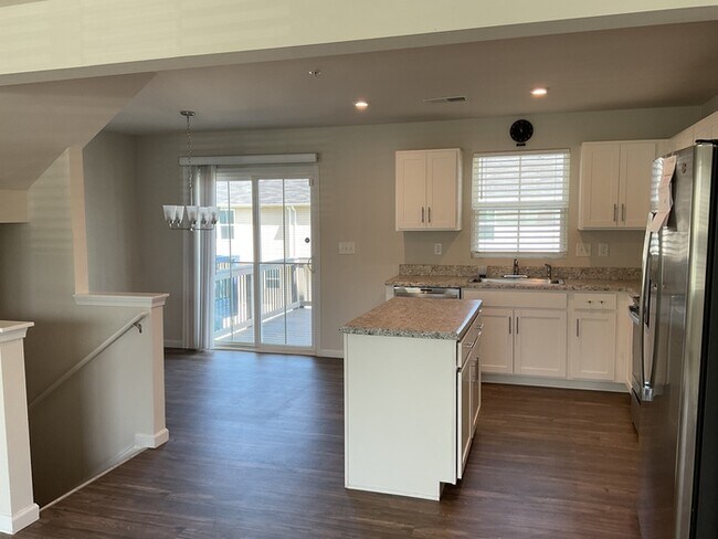 Building Photo - 3 bed, 2.5 bath end unit townhome!