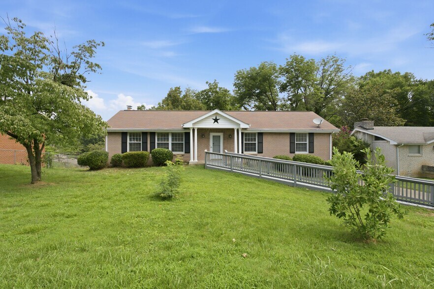 Building Photo - 2614 Edge O Lake Dr