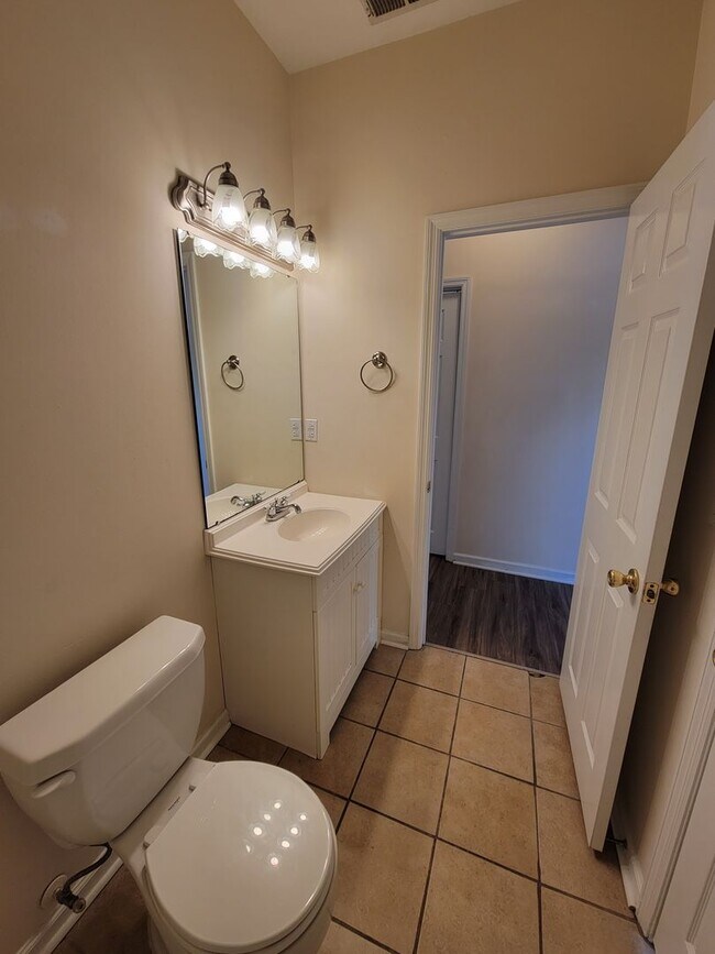 Building Photo - HEATHFIELD HALL- 3BD/2BA Townhome