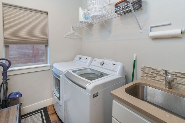 Building Photo - Furnished Spacious Home, Fully Equipped Kitchen, Garage Included