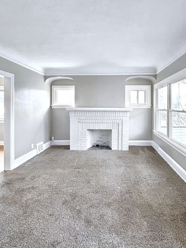 Building Photo - Cozy 2-Bedroom Apartment with Great Locati...