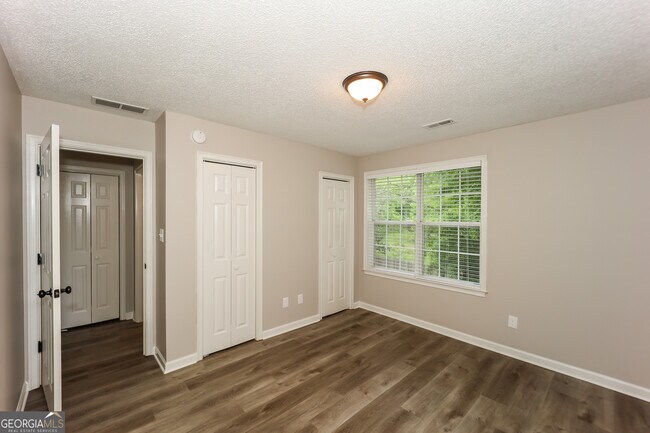 Building Photo - 130 Woodlake Dr