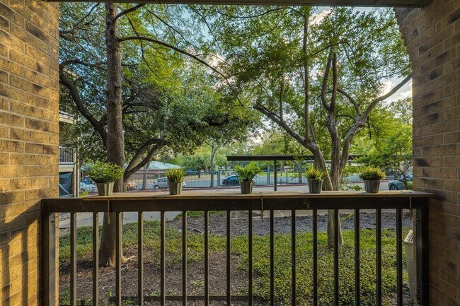 Building Photo - 8888 Tallwood Dr