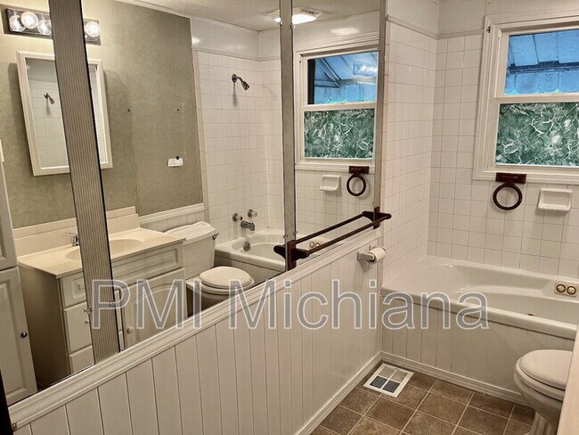 Building Photo - 2405 Woodmont Dr