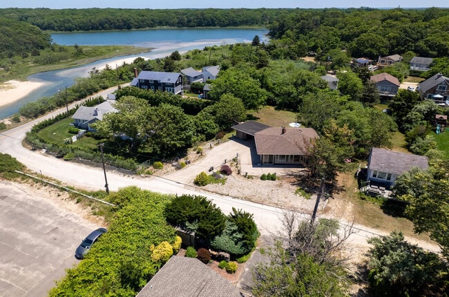 Building Photo - 155 Sound Ave