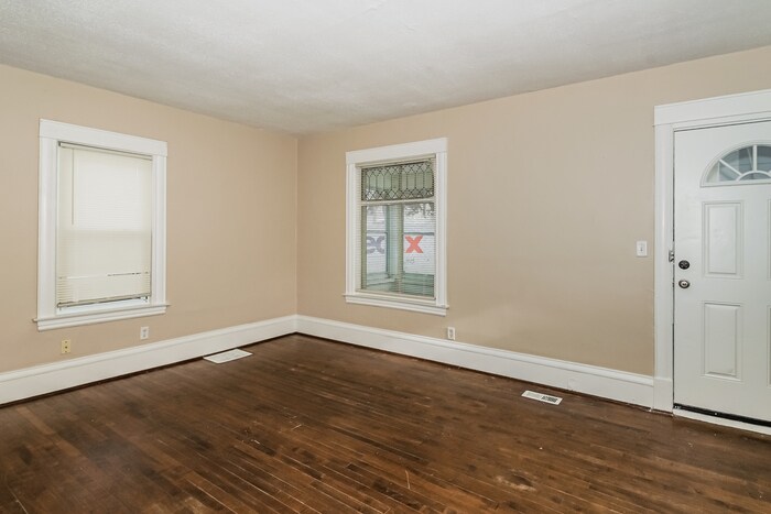 Building Photo - 4042 Clinton Ave