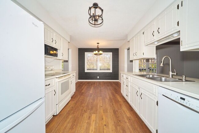 Building Photo - Spacious 3 Bedroom with Finished Basement ...