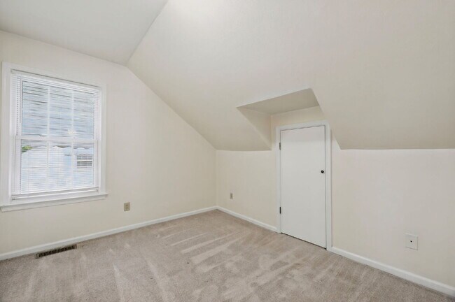 Building Photo - 2 bed 1 bath with fenced in yard in Norfolk