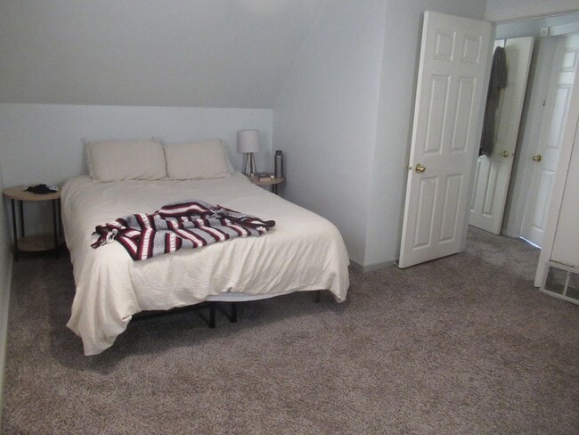 Building Photo - 3 bedroom house with garage