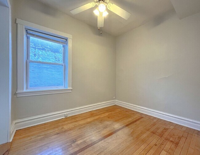 Building Photo - 2442 N Ashland Ave