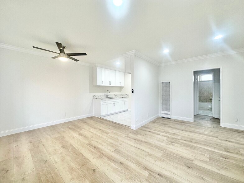 Building Photo - 20445 Saticoy St