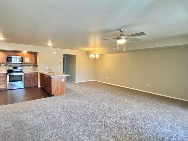 Building Photo - West Greeley Townhome with Garage!