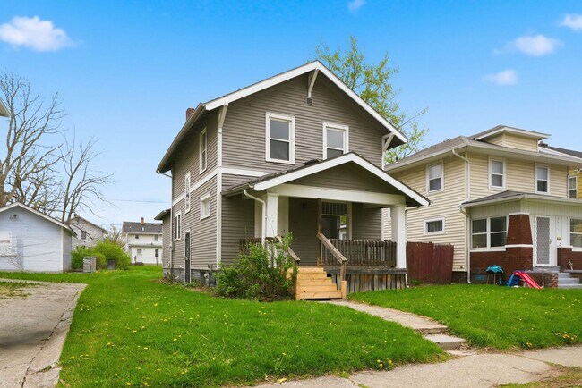 Building Photo - Updated 3BR with Fresh Finishes