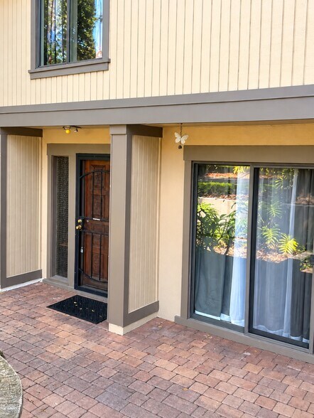 Building Photo - 666 Lake Villas Dr